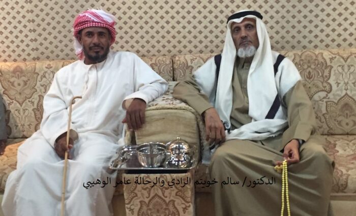 الدكتور سالم بن خويتم مع الشيخ مبارك بن صالح الراشدي وعامر الوهيبي ( ابو منصور) في مجلس الدكتور