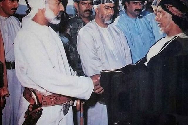 السلطان قابوس بن سعيد سلطان عمان يصافح الشيخ حسن بن غفيلة الراشدي