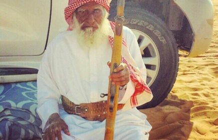 سهيل بن محمد بن ميا محتزم بسلاحه كعادته سهيل بن محمد بن ميا محتزم بسلاحه كعادته