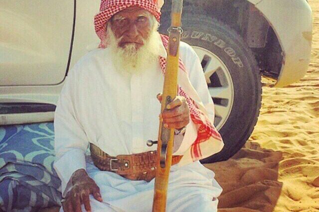 سهيل بن محمد بن ميا محتزم بسلاحه كعادته