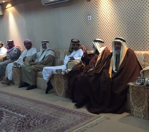 مجموعة من رجال قبيلة الراشد في قطر عند استقبال اعضاء رحلة مارك افانز 2015عام