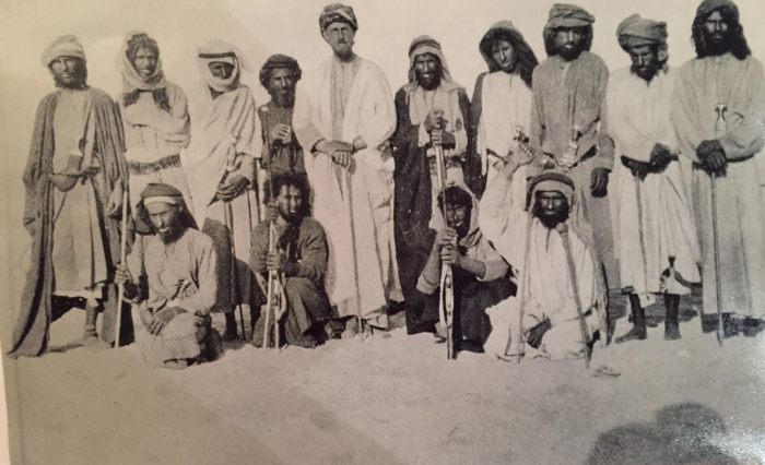 اعضاء فريق رحلة توماس الشيخ صالح بن كلوت الراشدي ومجموعة من رجاله