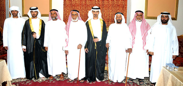 افراح قبيلة الراشد - يظهر في الصورة مجموعة من رجال القبيلة